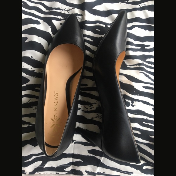 Black leather Nine West heels. - Picture 2 of 6
